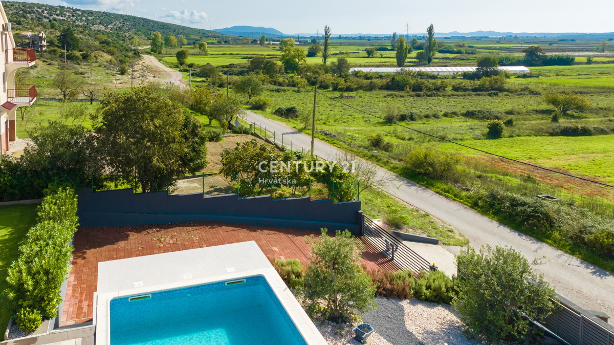 POLAČA, CASA CON PISCINA, VISTA SPLENDIDA, ARREDATA, SUBITO ABITABILE, GARANTISCE OTTIMI REDDITI DAL TURISMO