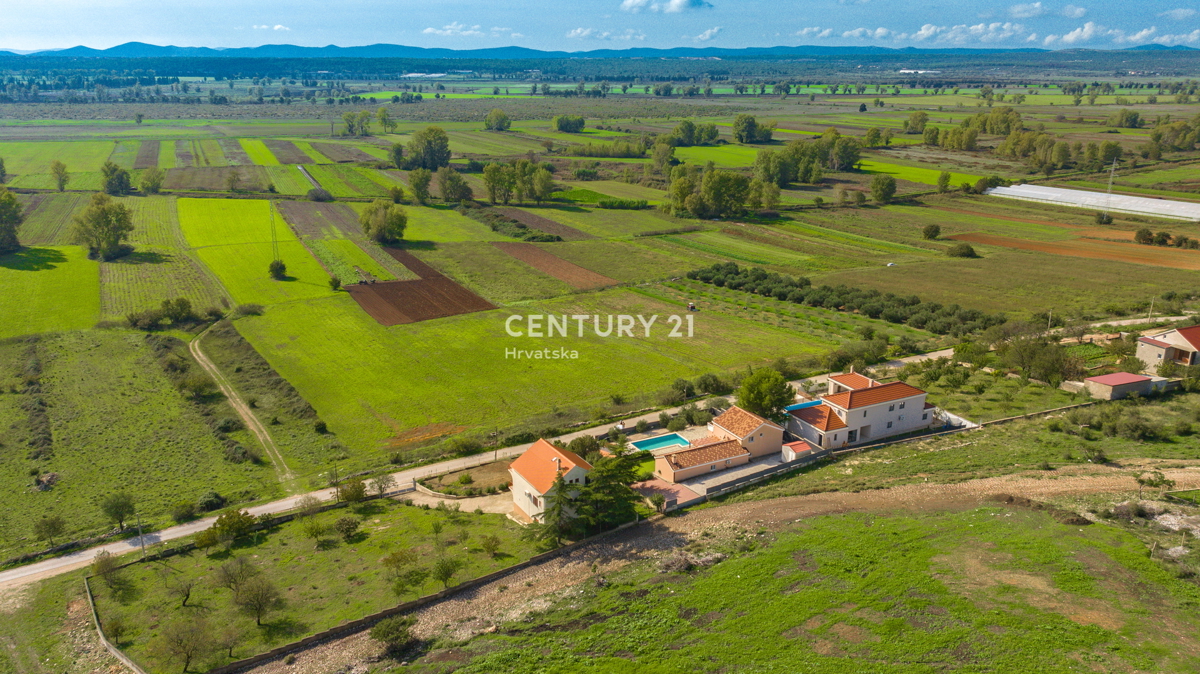 POLAČA, CASA CON PISCINA, VISTA SPLENDIDA, ARREDATA, SUBITO ABITABILE, GARANTISCE OTTIMI REDDITI DAL TURISMO