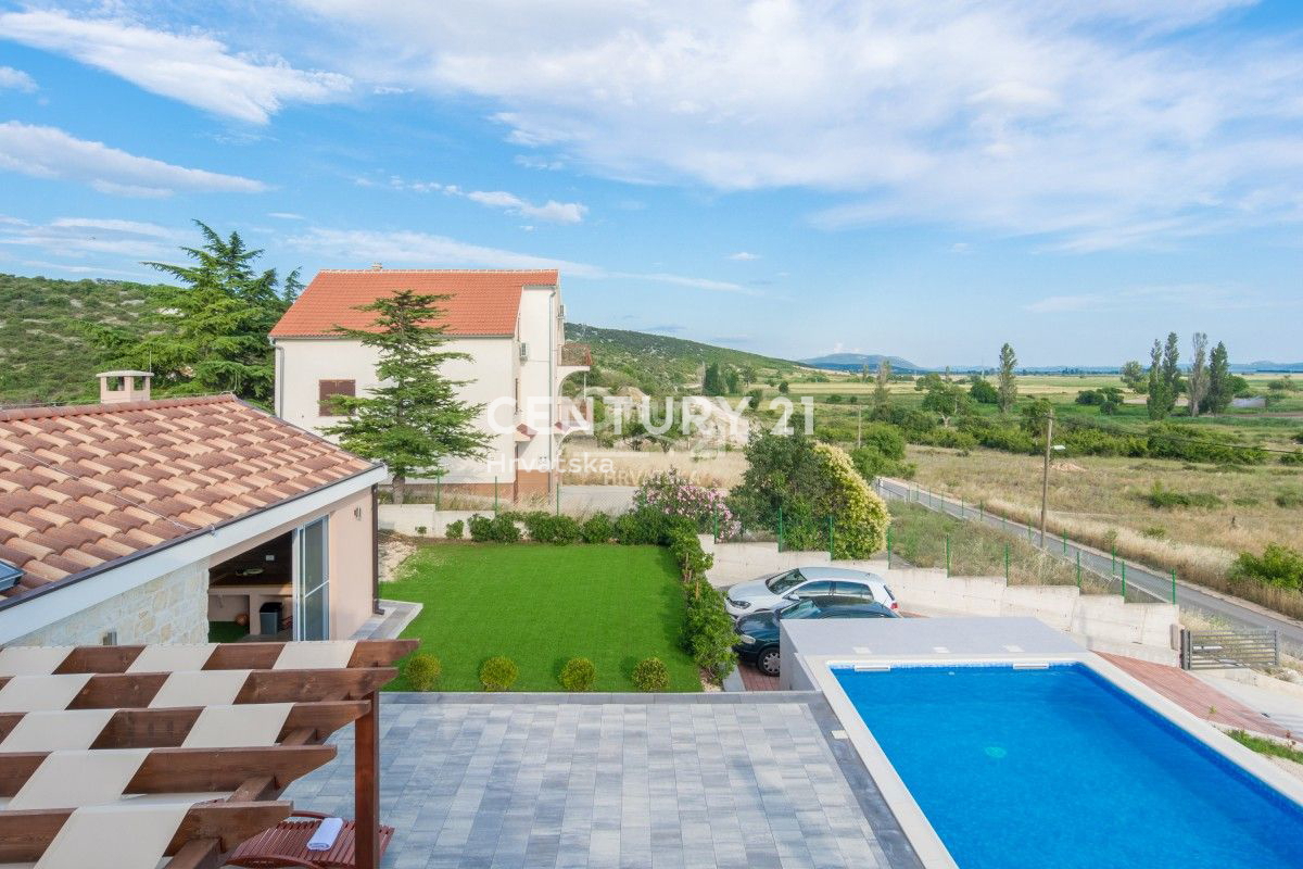 POLAČA, CASA CON PISCINA, VISTA SPLENDIDA, ARREDATA, SUBITO ABITABILE, GARANTISCE OTTIMI REDDITI DAL TURISMO