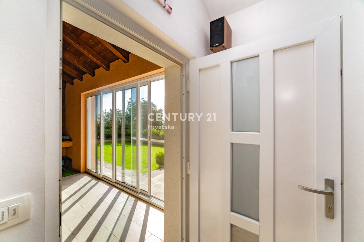 POLAČA, CASA CON PISCINA, VISTA SPLENDIDA, ARREDATA, SUBITO ABITABILE, GARANTISCE OTTIMI REDDITI DAL TURISMO