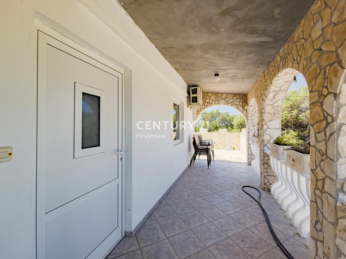 VIR, CASA CON 3 APPARTAMENTI, A 350 M DAL MARE, SUBITO ABITABILE