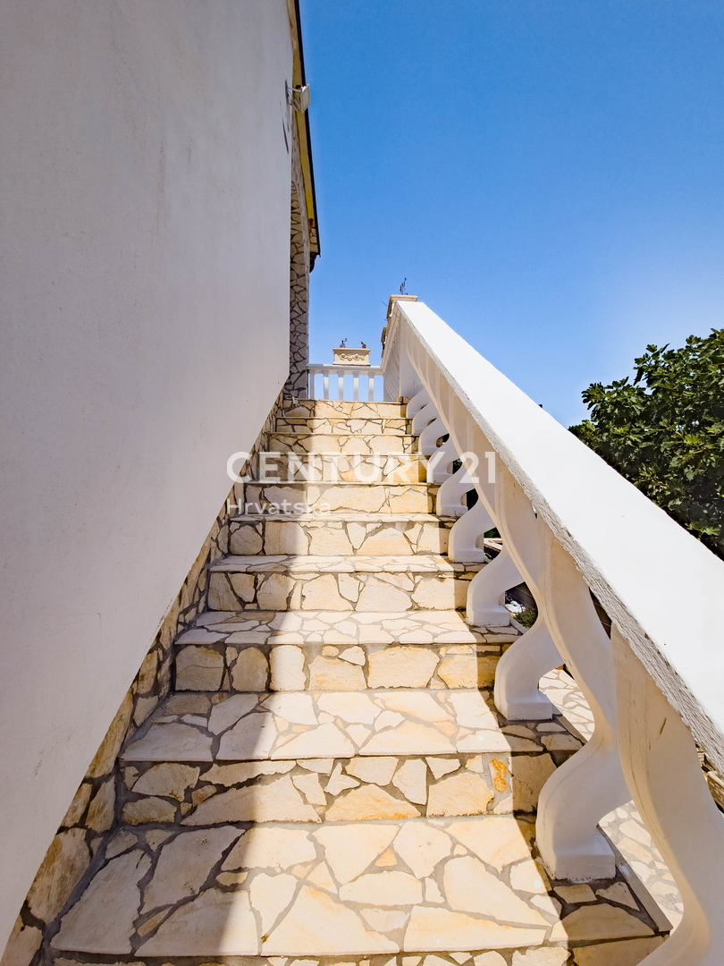 VIR, CASA CON 3 APPARTAMENTI, A 350 M DAL MARE, SUBITO ABITABILE