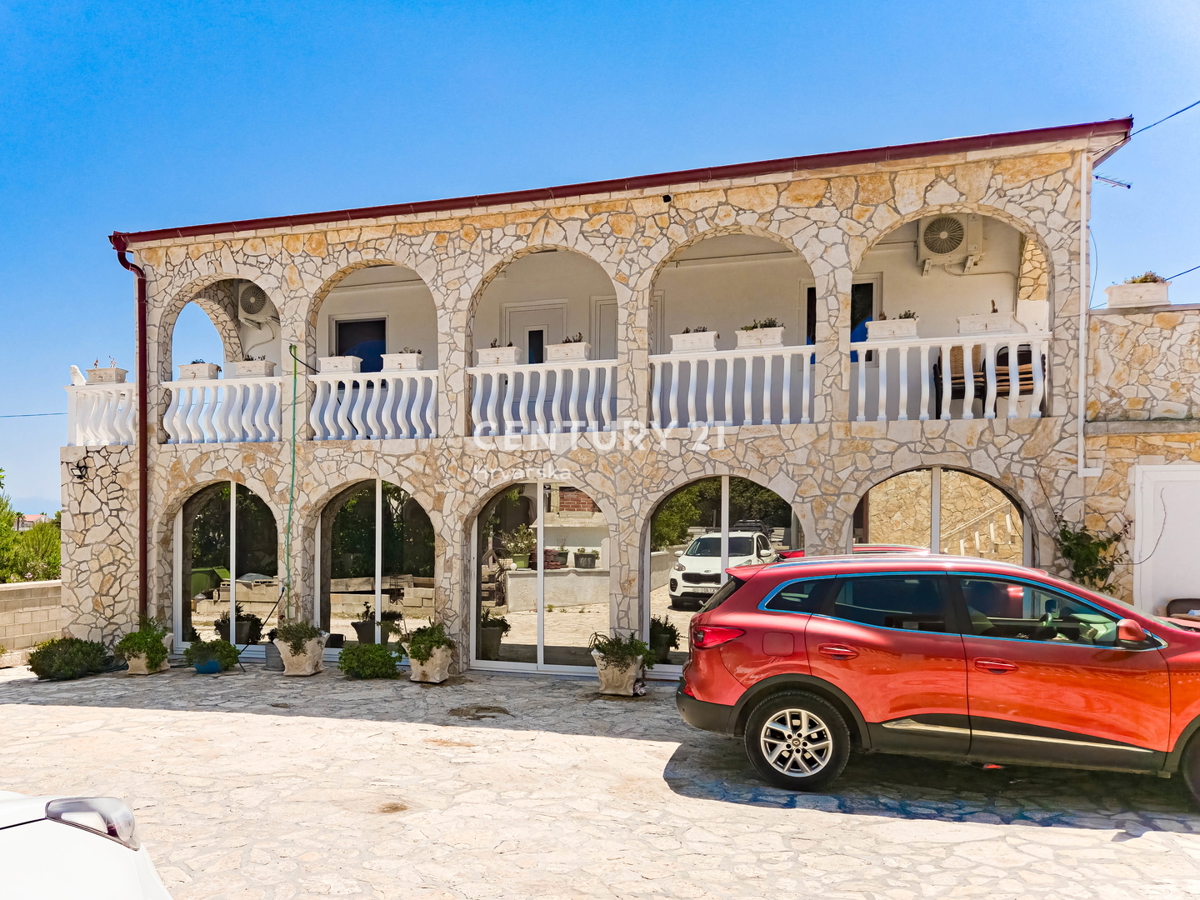 VIR, CASA CON 3 APPARTAMENTI, A 350 M DAL MARE, SUBITO ABITABILE