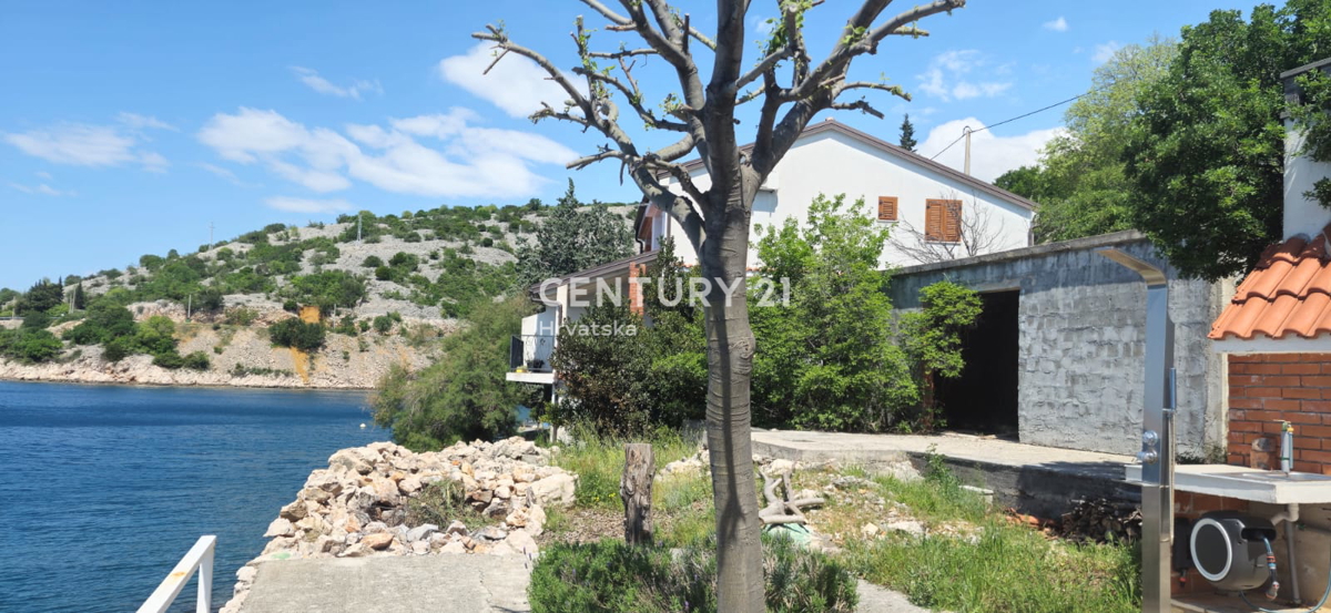 Lugovo Šugarje - Barić Drage - terreno fronte mare, con costruzione avviata e concessione edilizia