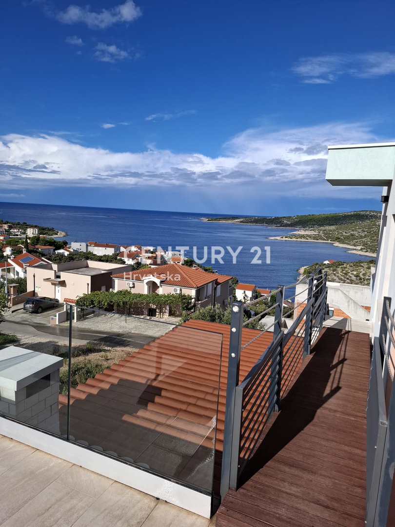 ROGOZNICA....KANICA....CASA CON 4 APPARTAMENTI....PISCINA....VISTA MERAVIGLIOSA