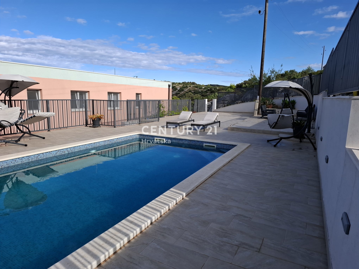 ROGOZNICA....KANICA....CASA CON 4 APPARTAMENTI....PISCINA....VISTA MERAVIGLIOSA