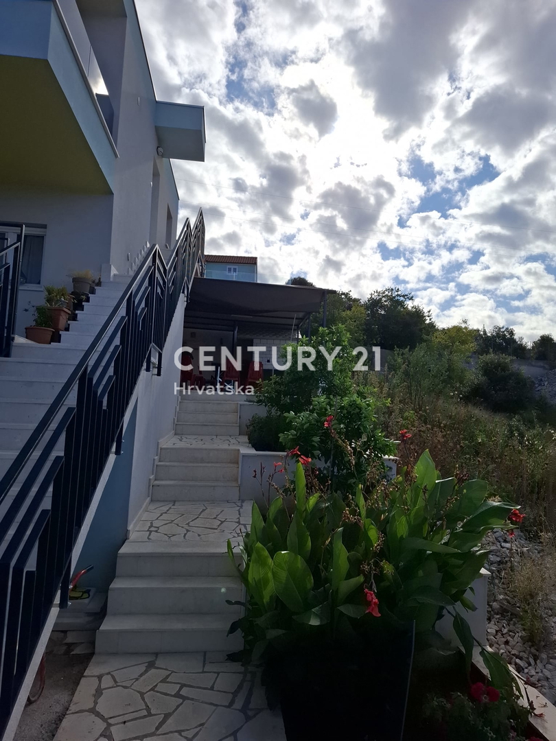 ROGOZNICA....KANICA....CASA CON 4 APPARTAMENTI....PISCINA....VISTA MERAVIGLIOSA