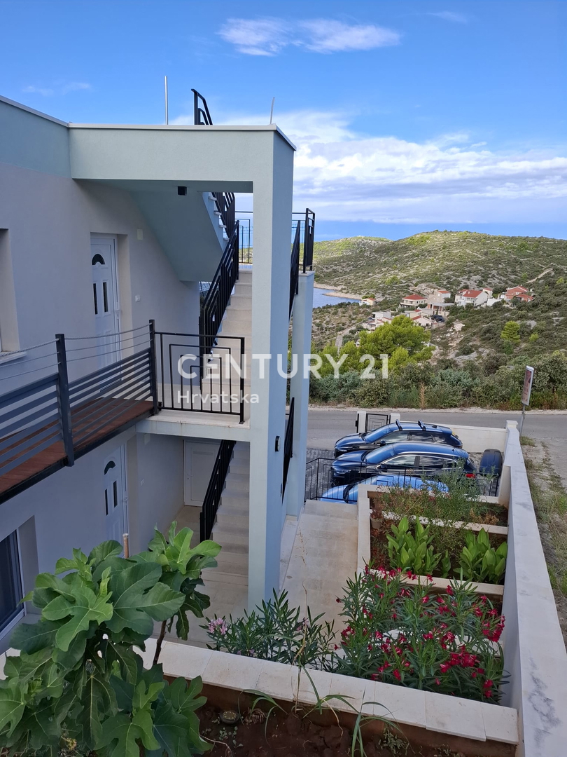 ROGOZNICA....KANICA....CASA CON 4 APPARTAMENTI....PISCINA....VISTA MERAVIGLIOSA