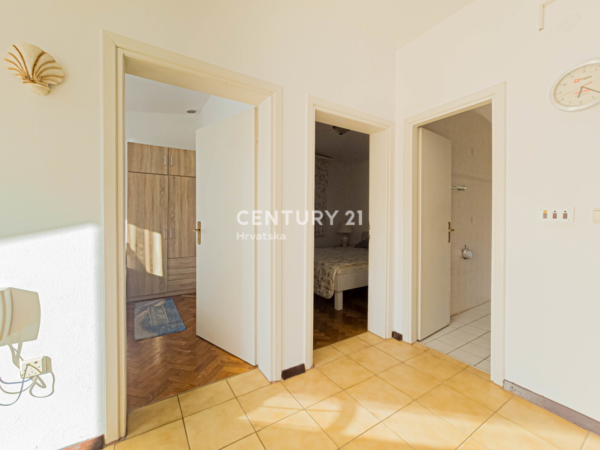 Vir, Bobovik: Casa con due appartamenti, cortile, cantina, deposito - 135 m dal mare