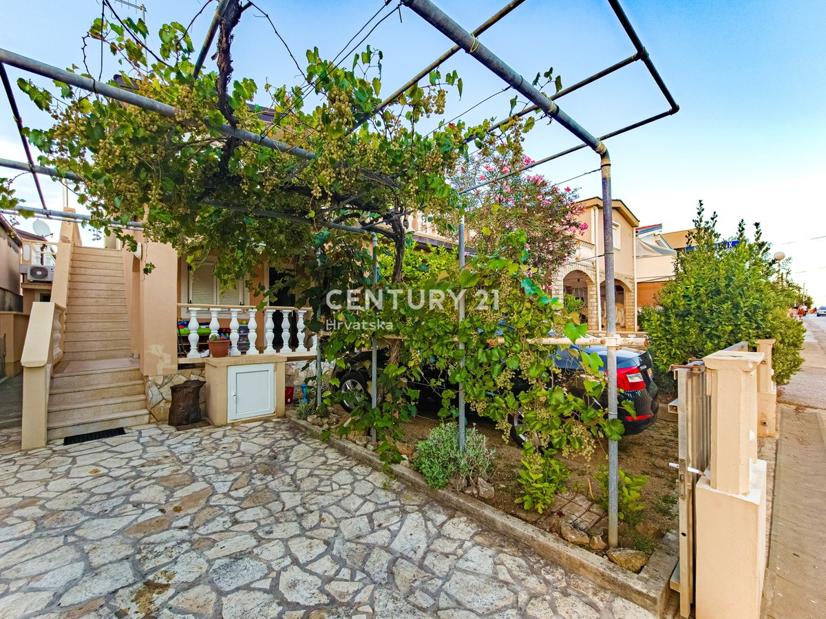 Vir, Bobovik: Casa con due appartamenti, cortile, cantina, deposito - 135 m dal mare