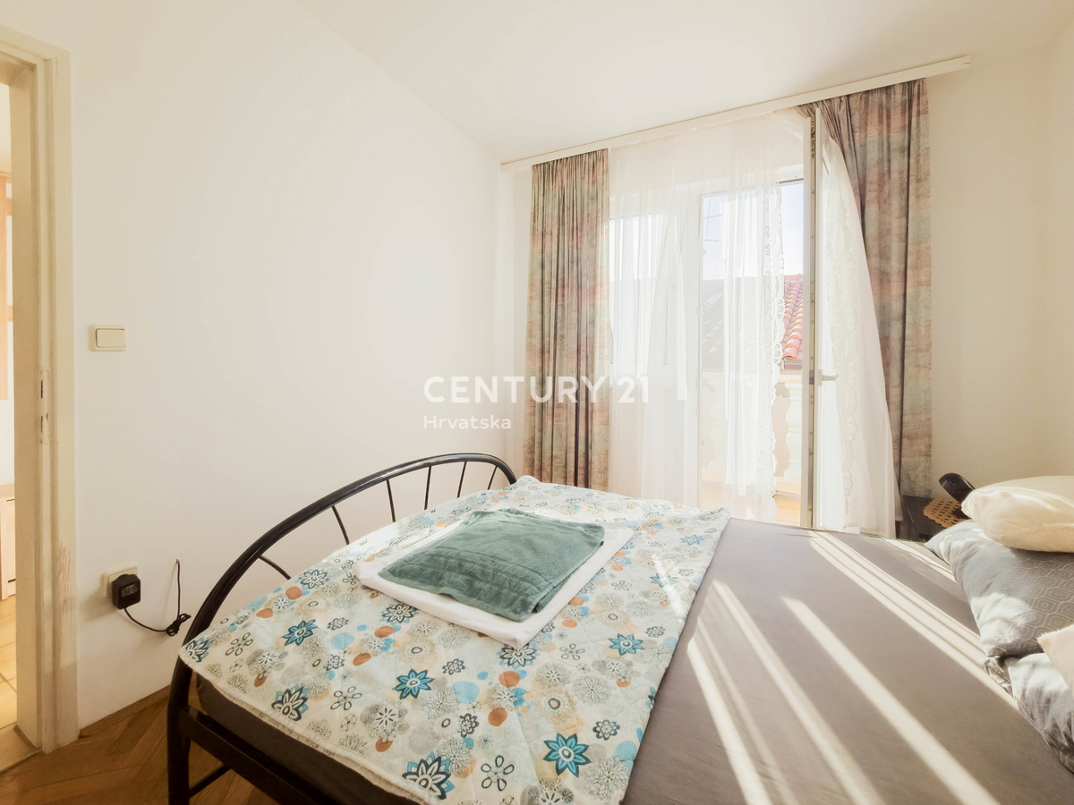 Vir, Bobovik: Casa con due appartamenti, cortile, cantina, deposito - 135 m dal mare