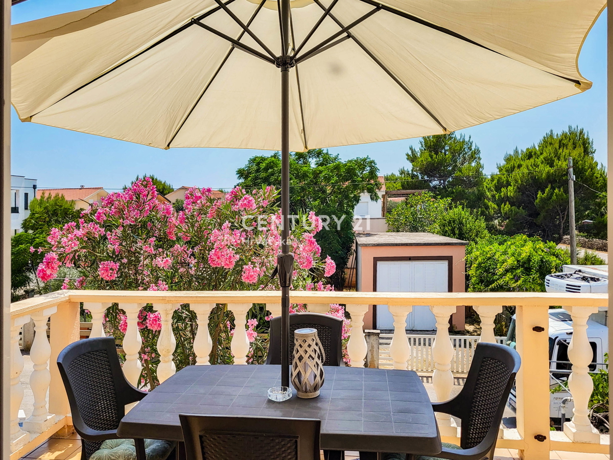 Vir, Bobovik: Casa con due appartamenti, cortile, cantina, deposito - 135 m dal mare