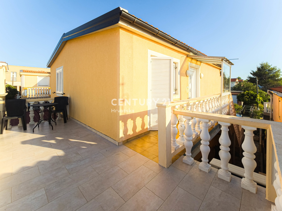 Vir, Bobovik: Casa con due appartamenti, cortile, cantina, deposito - 135 m dal mare