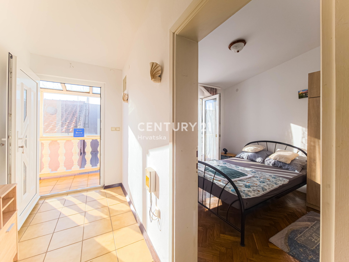 Vir, Bobovik: Casa con due appartamenti, cortile, cantina, deposito - 135 m dal mare