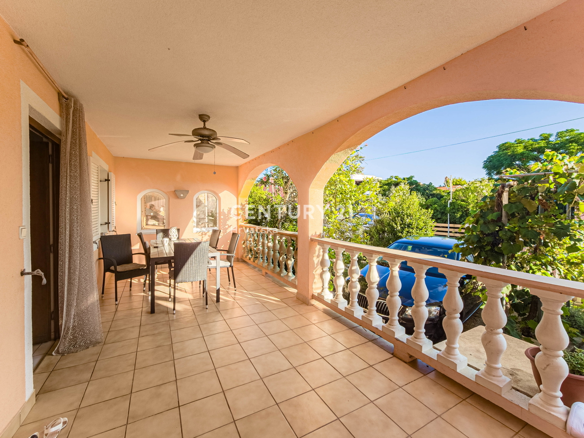 Vir, Bobovik: Casa con due appartamenti, cortile, cantina, deposito - 135 m dal mare