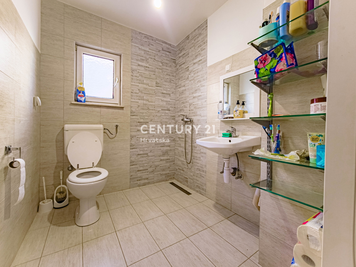 Vir, Bobovik: Casa con due appartamenti, cortile, cantina, deposito - 135 m dal mare