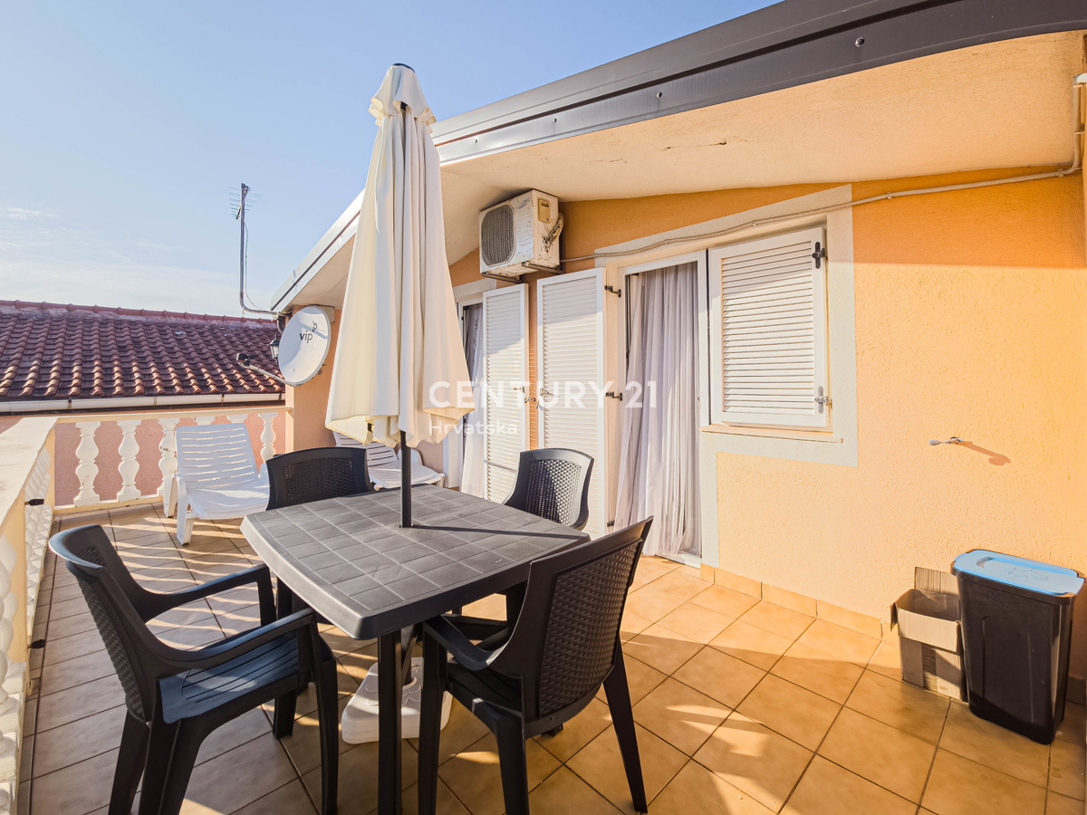 Vir, Bobovik: Casa con due appartamenti, cortile, cantina, deposito - 135 m dal mare