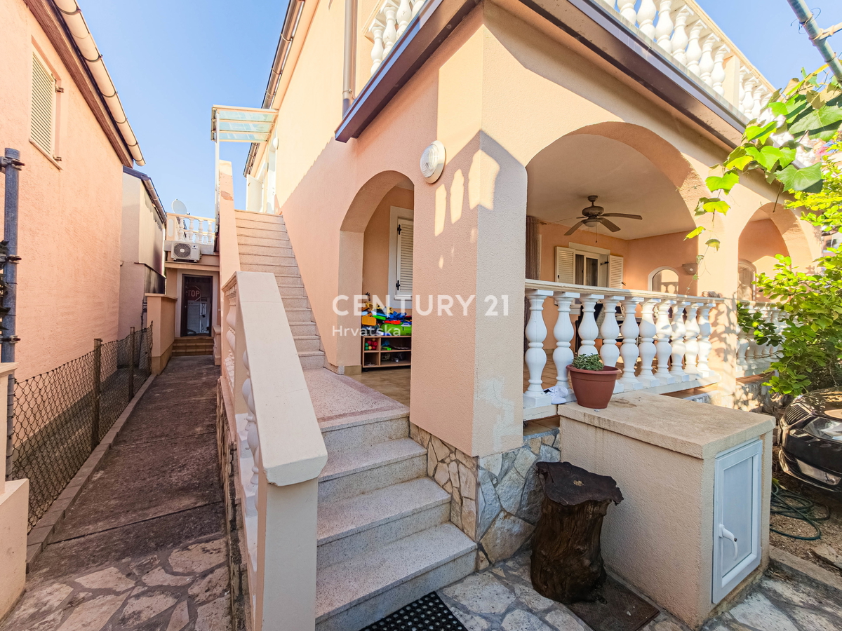 Vir, Bobovik: Casa con due appartamenti, cortile, cantina, deposito - 135 m dal mare