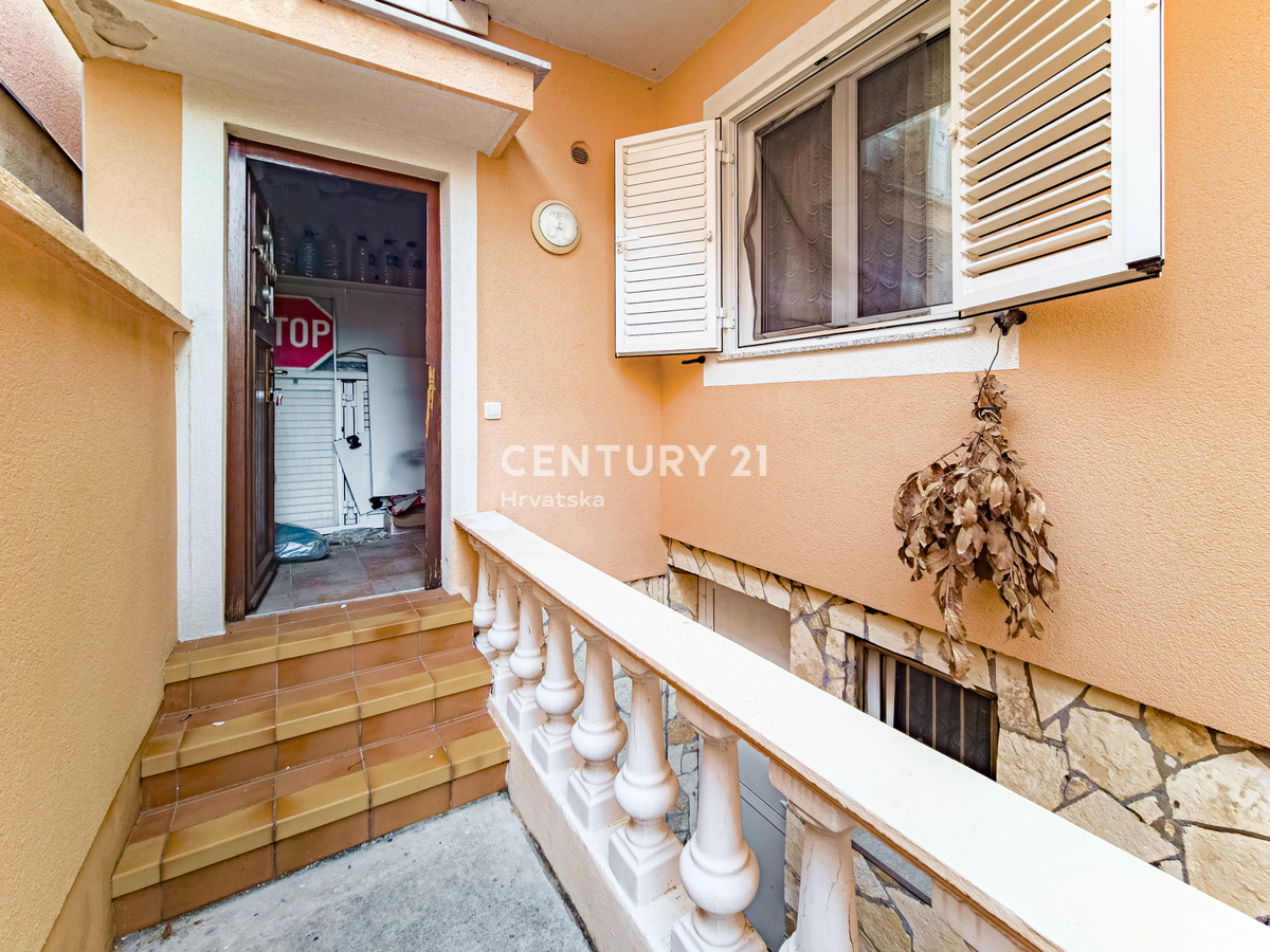 Vir, Bobovik: Casa con due appartamenti, cortile, cantina, deposito - 135 m dal mare