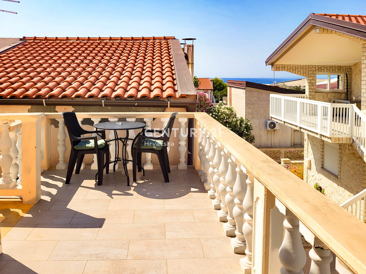 Vir, Bobovik: Casa con due appartamenti, cortile, cantina, deposito - 135 m dal mare