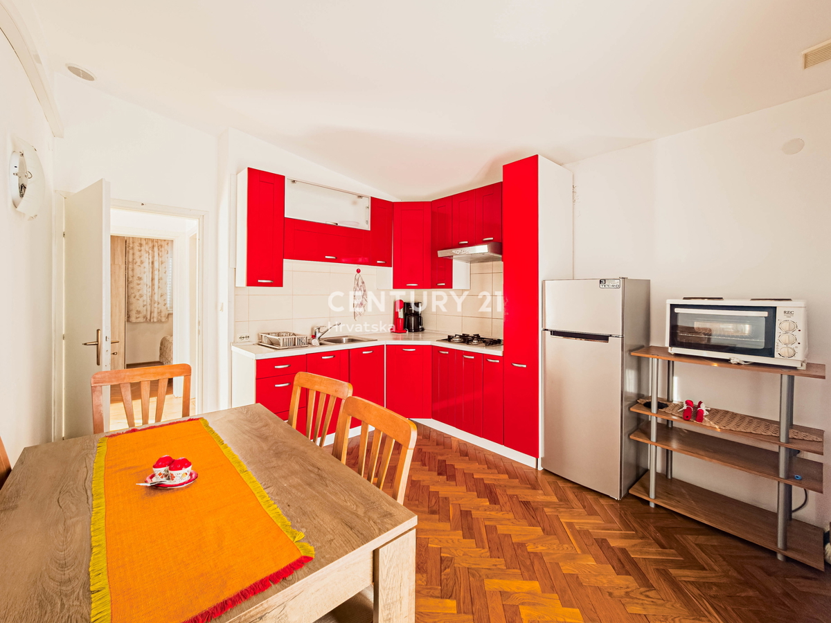 Vir, Bobovik: Casa con due appartamenti, cortile, cantina, deposito - 135 m dal mare