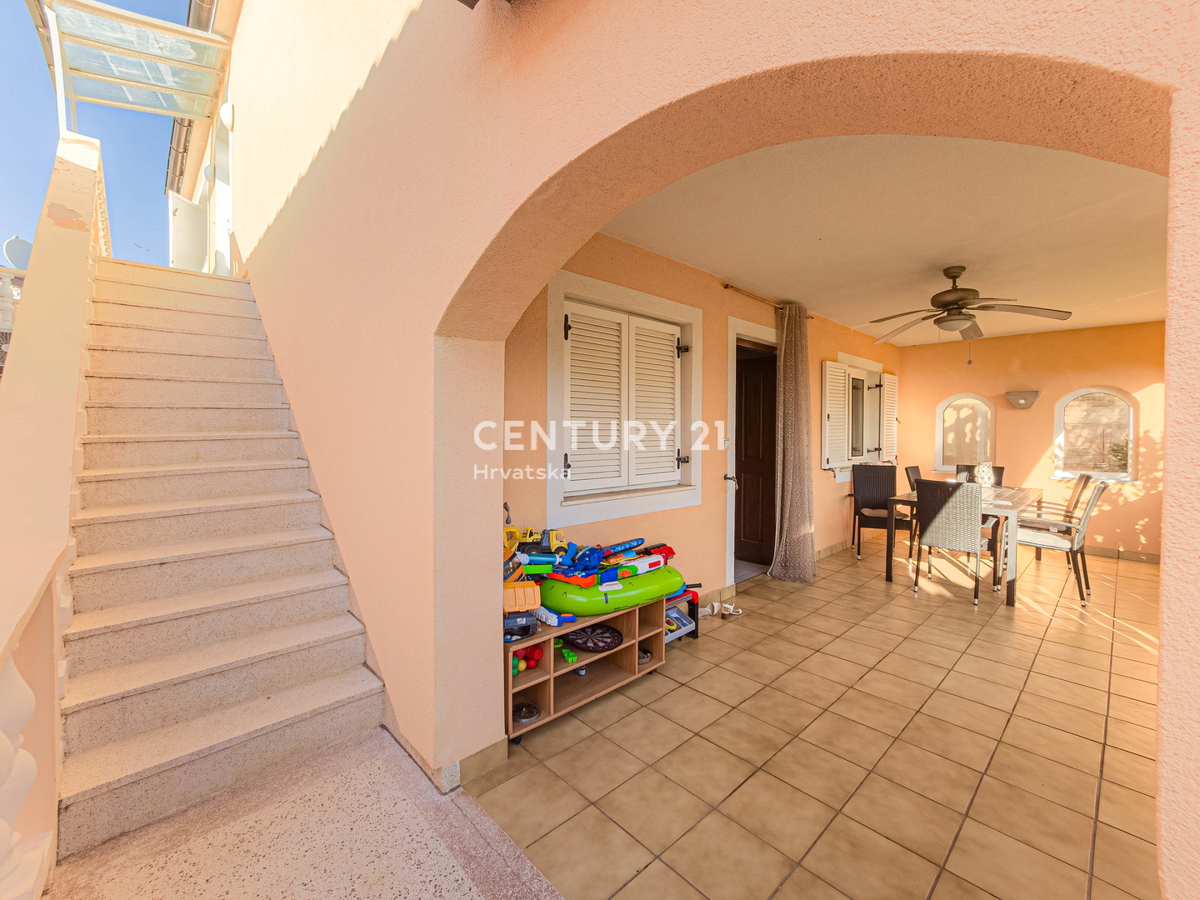 Vir, Bobovik: Casa con due appartamenti, cortile, cantina, deposito - 135 m dal mare