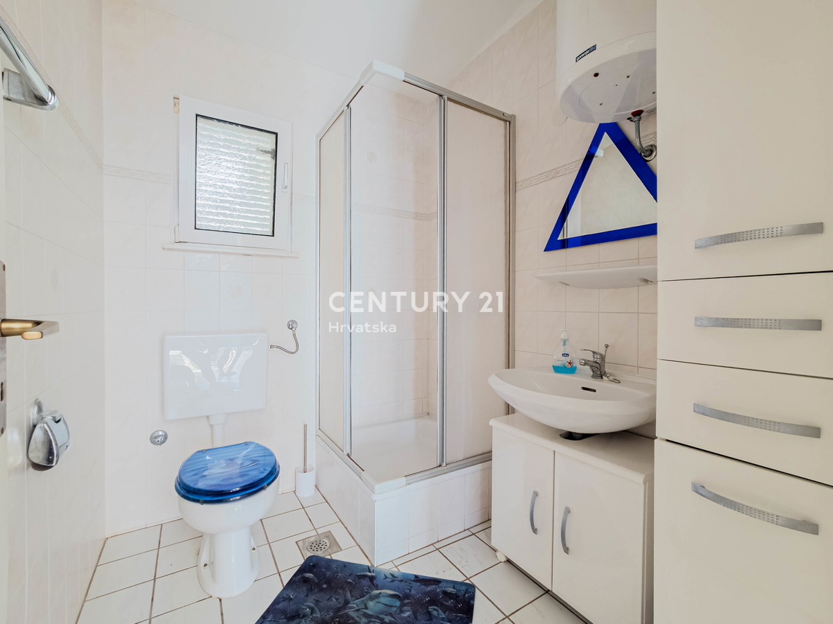 Vir, Bobovik: Casa con due appartamenti, cortile, cantina, deposito - 135 m dal mare