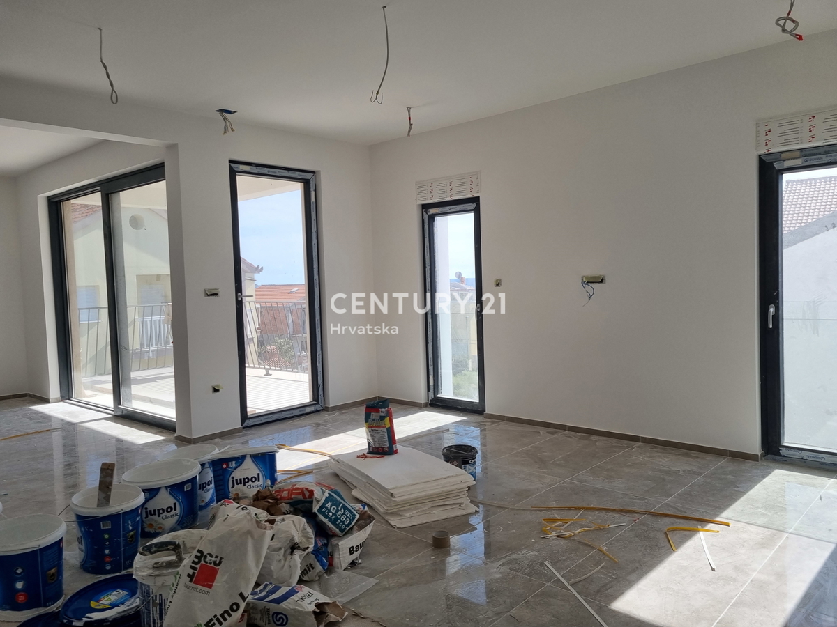 CIRCONDARIO DI ROGOZNICA...APPARTAMENTO TRILOCALE CON PISCINA AL PIANO TERRA...50M DAL MARE