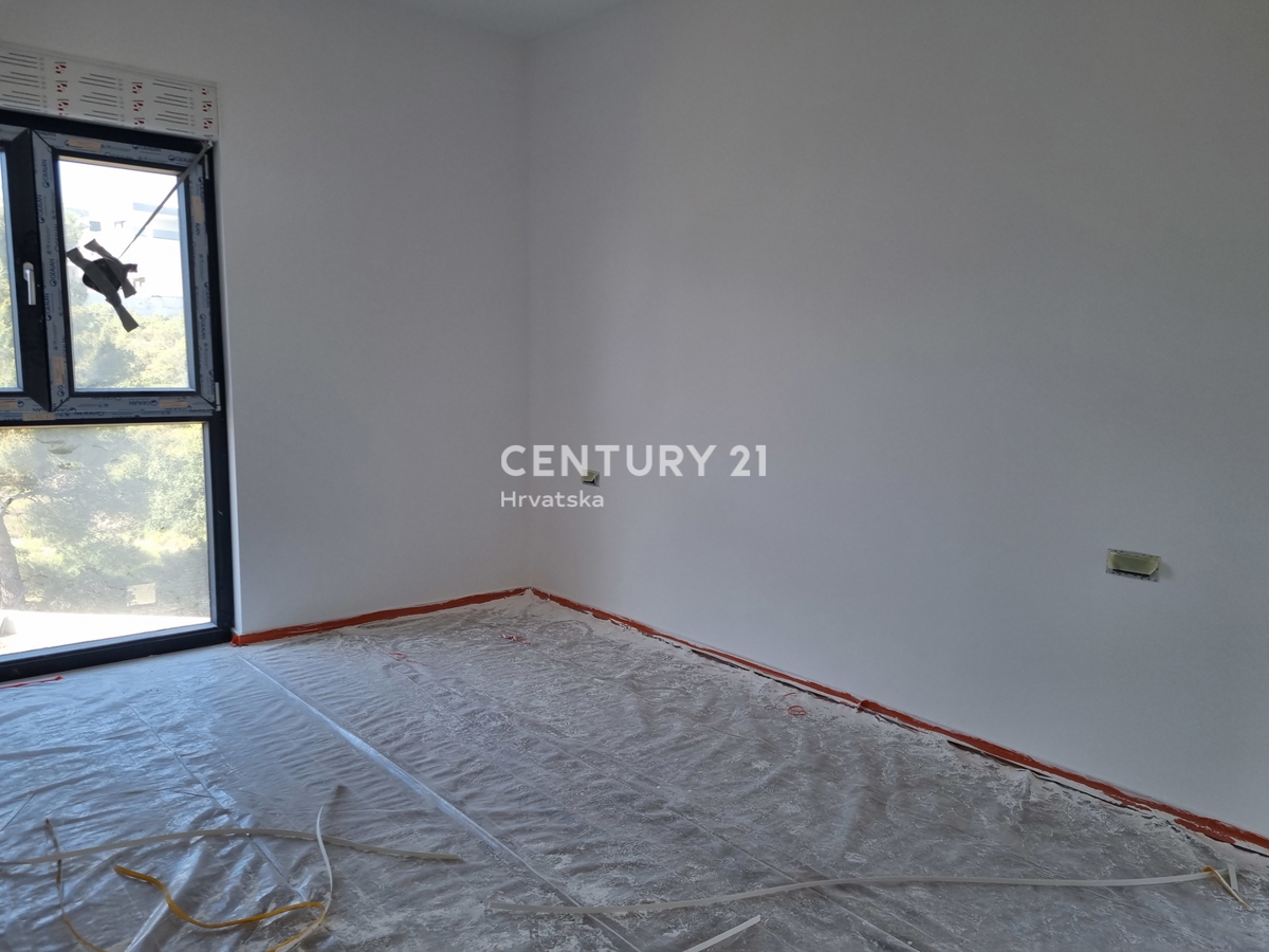 CIRCONDARIO DI ROGOZNICA...APPARTAMENTO TRILOCALE CON PISCINA AL PIANO TERRA...50M DAL MARE