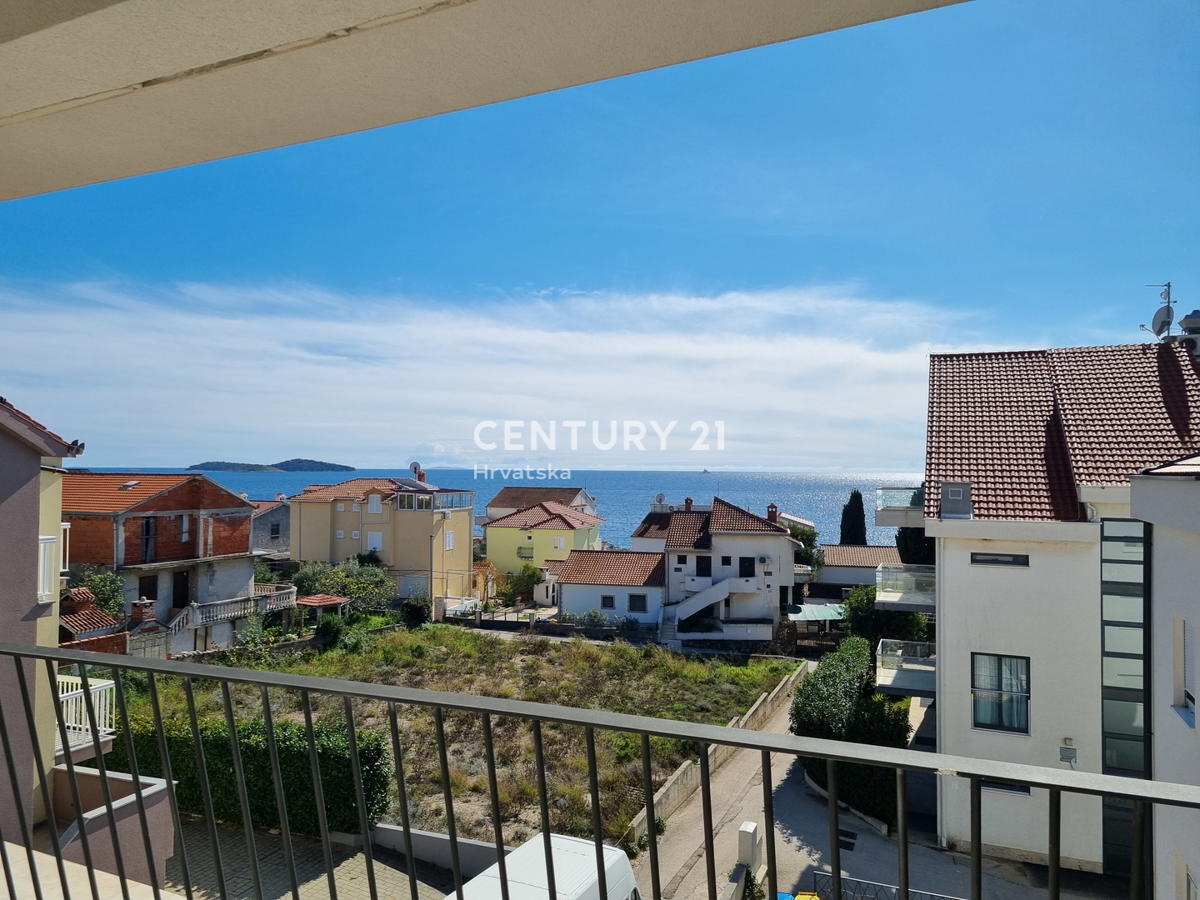 CIRCONDARIO DI ROGOZNICA...APPARTAMENTO TRILOCALE CON PISCINA AL PIANO TERRA...50M DAL MARE