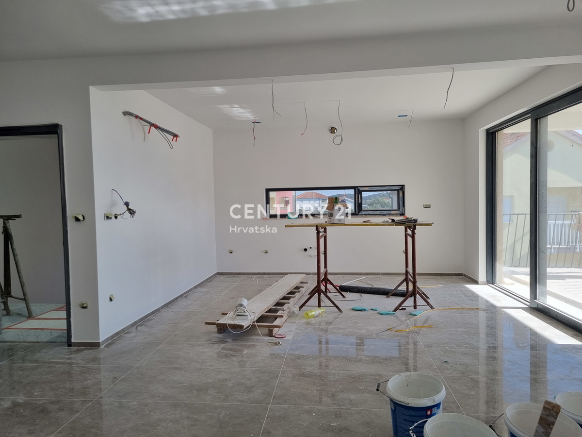 CIRCONDARIO DI ROGOZNICA...APPARTAMENTO TRILOCALE CON PISCINA AL PIANO TERRA...50M DAL MARE