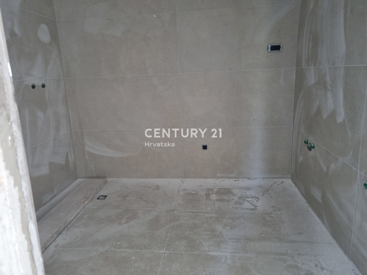 CIRCONDARIO DI ROGOZNICA...APPARTAMENTO TRILOCALE CON PISCINA AL PIANO TERRA...50M DAL MARE