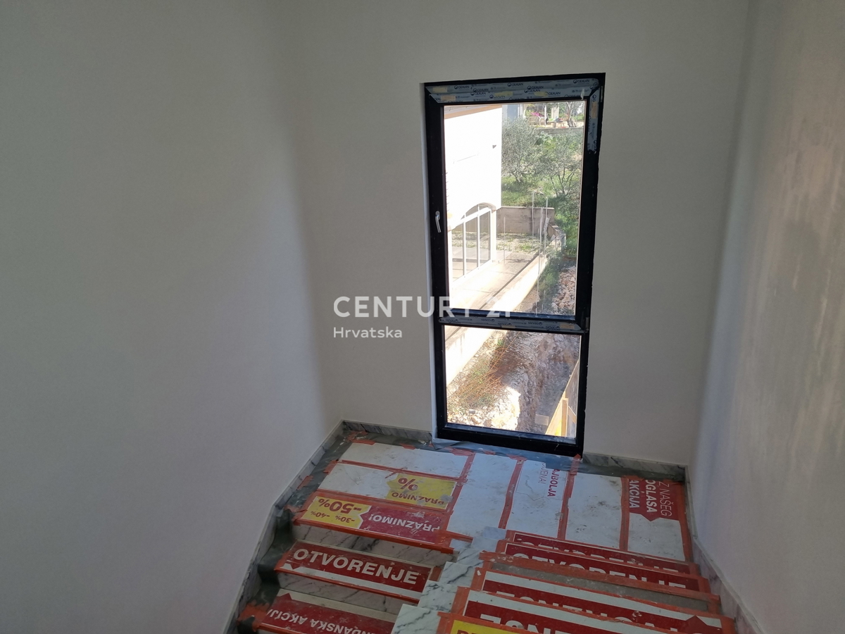 CIRCONDARIO DI ROGOZNICA...APPARTAMENTO TRILOCALE CON PISCINA AL PIANO TERRA...50M DAL MARE