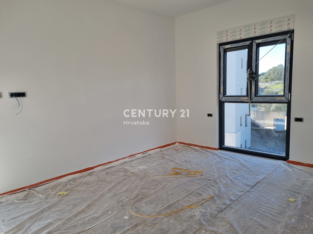 CIRCONDARIO DI ROGOZNICA...APPARTAMENTO TRILOCALE CON PISCINA AL PIANO TERRA...50M DAL MARE