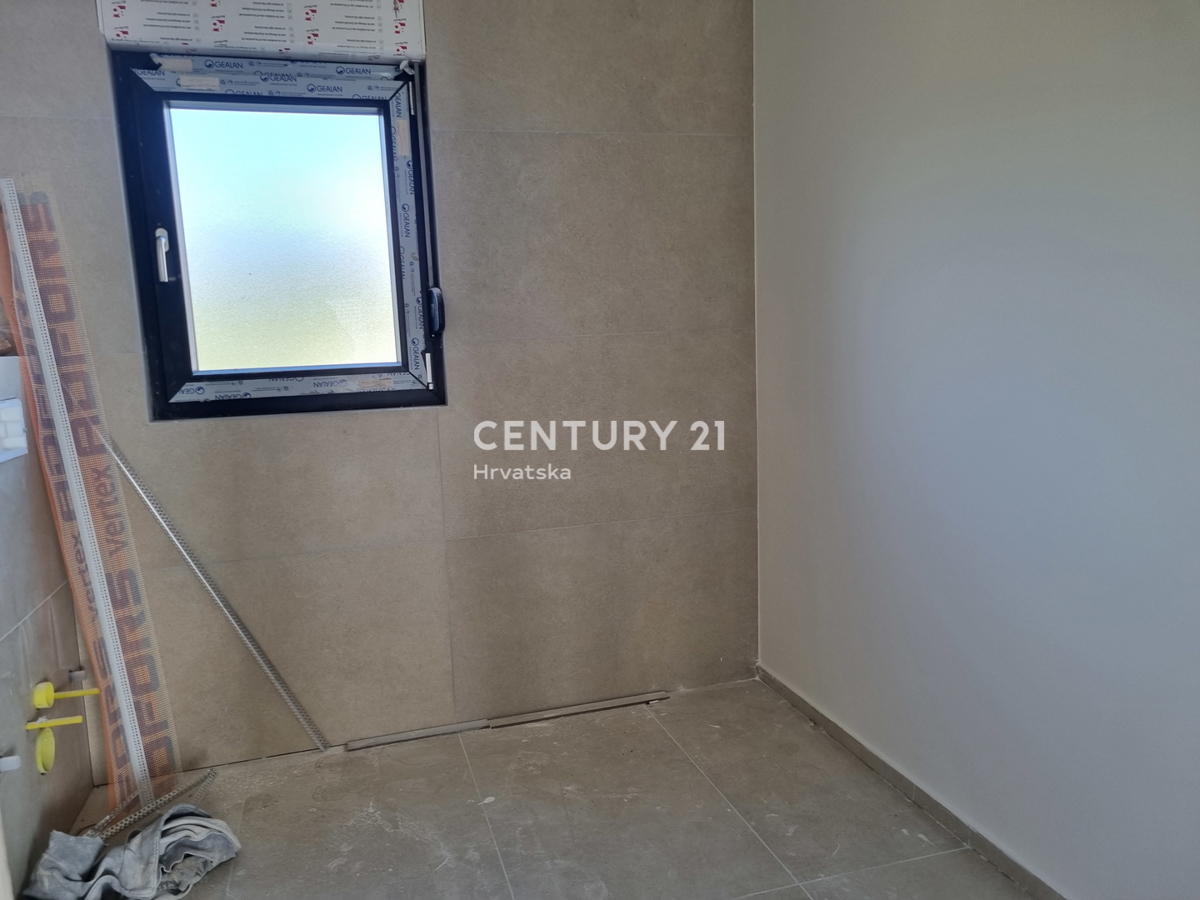 CIRCONDARIO DI ROGOZNICA...APPARTAMENTO TRILOCALE CON PISCINA AL PIANO TERRA...50M DAL MARE