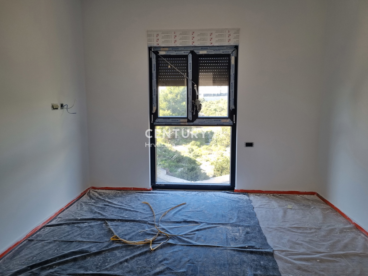 CIRCONDARIO DI ROGOZNICA...APPARTAMENTO TRILOCALE CON PISCINA AL PIANO TERRA...50M DAL MARE