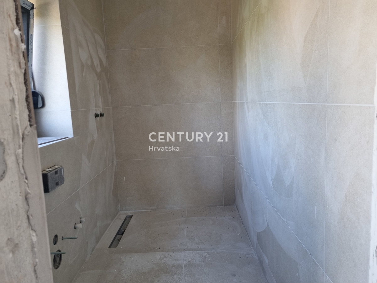 CIRCONDARIO DI ROGOZNICA...APPARTAMENTO TRILOCALE CON PISCINA AL PIANO TERRA...50M DAL MARE