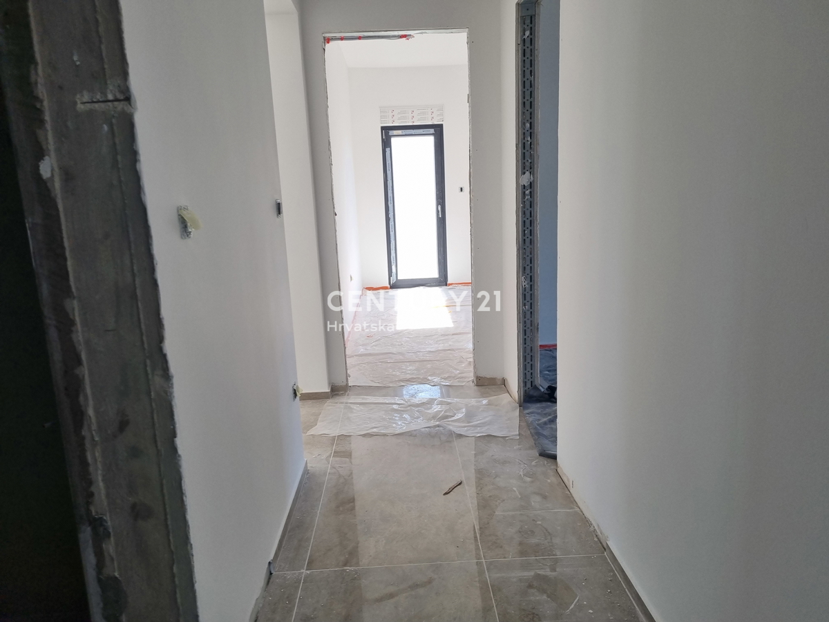 CIRCONDARIO DI ROGOZNICA...APPARTAMENTO TRILOCALE CON PISCINA AL PIANO TERRA...50M DAL MARE