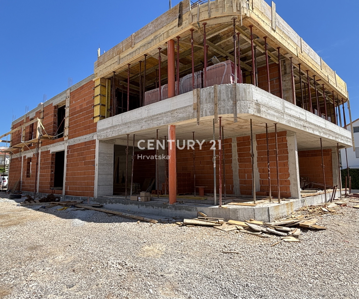 Vodice: appartamento con due camere da letto e terrazza coperta al secondo piano di una nuova costruzione