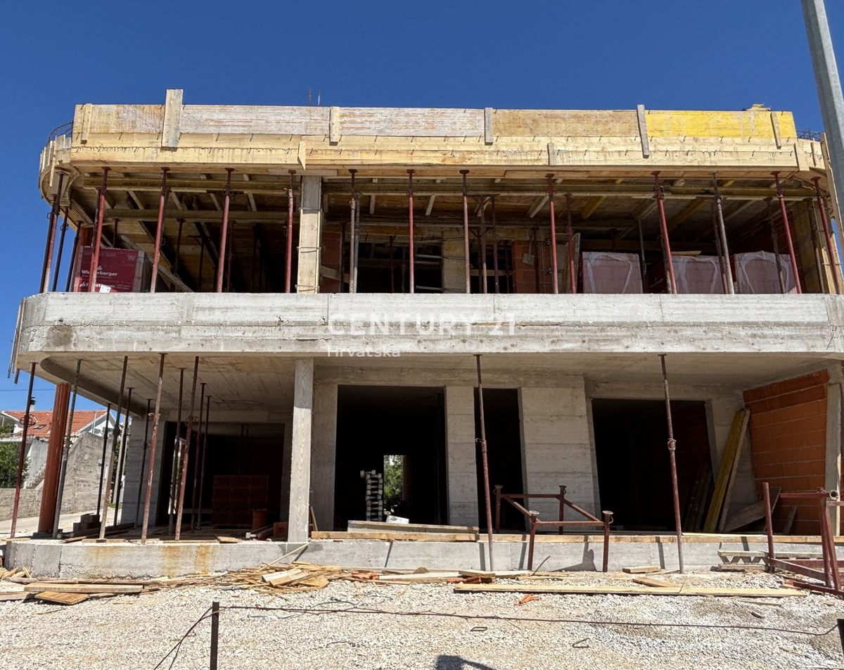 Vodice: appartamento con due camere da letto e terrazza coperta al secondo piano di una nuova costruzione