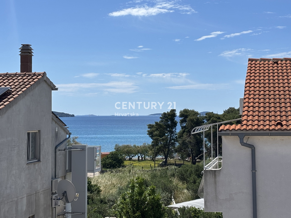 Vodice: appartamento con due camere da letto e terrazza coperta al secondo piano di una nuova costruzione