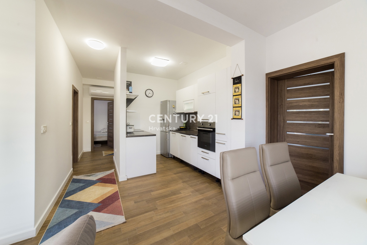 MANDRE, ESCLUSIVA, APPARTAMENTO DI 3,5 VANI 80,50 m2, 1° PIANO, 2° FILA DAL MARE, SPLENDIDA VISTA, ARREDATO, SUBITO ABITABILE!