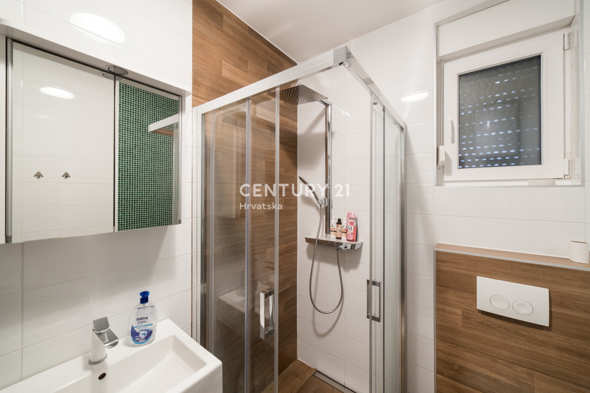 MANDRE, ESCLUSIVA, APPARTAMENTO DI 3,5 VANI 80,50 m2, 1° PIANO, 2° FILA DAL MARE, SPLENDIDA VISTA, ARREDATO, SUBITO ABITABILE!