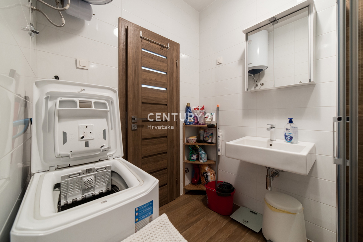 MANDRE, ESCLUSIVA, APPARTAMENTO DI 3,5 VANI 80,50 m2, 1° PIANO, 2° FILA DAL MARE, SPLENDIDA VISTA, ARREDATO, SUBITO ABITABILE!