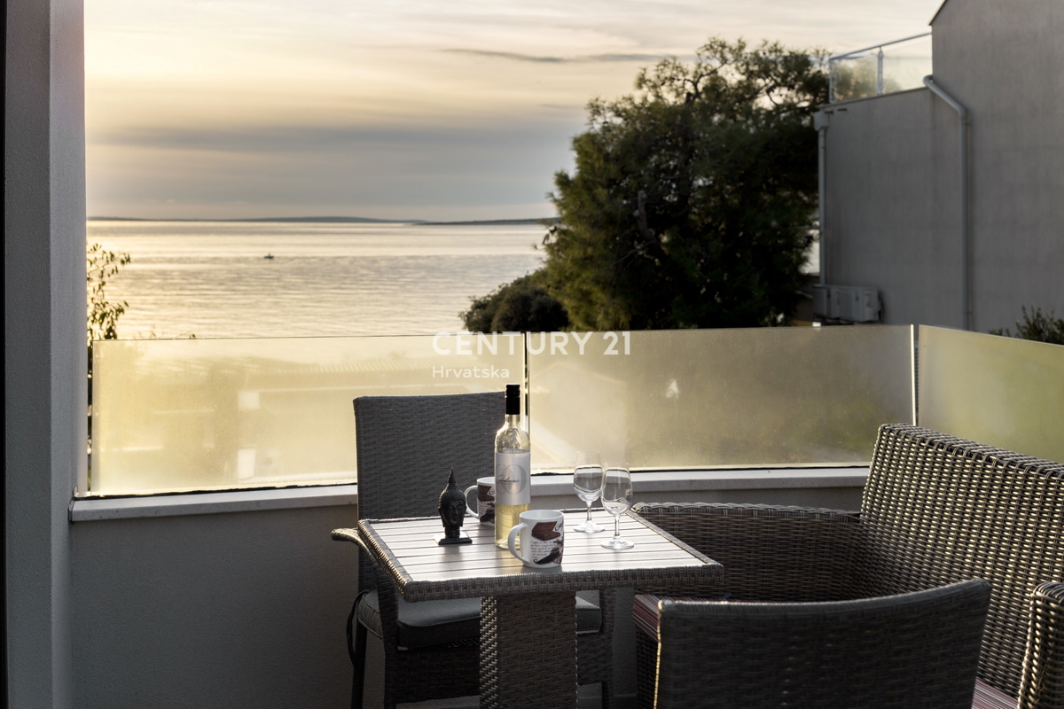 MANDRE, ESCLUSIVA, APPARTAMENTO DI 3,5 VANI 80,50 m2, 1° PIANO, 2° FILA DAL MARE, SPLENDIDA VISTA, ARREDATO, SUBITO ABITABILE!