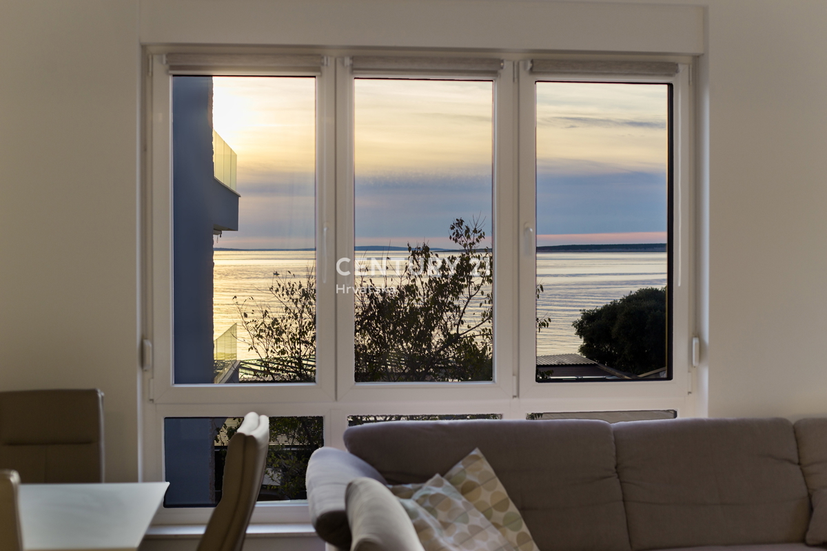 MANDRE, ESCLUSIVA, APPARTAMENTO DI 3,5 VANI 80,50 m2, 1° PIANO, 2° FILA DAL MARE, SPLENDIDA VISTA, ARREDATO, SUBITO ABITABILE!