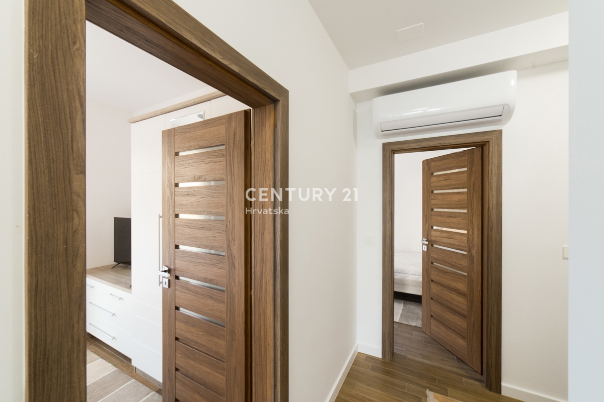 MANDRE, ESCLUSIVA, APPARTAMENTO DI 3,5 VANI 80,50 m2, 1° PIANO, 2° FILA DAL MARE, SPLENDIDA VISTA, ARREDATO, SUBITO ABITABILE!