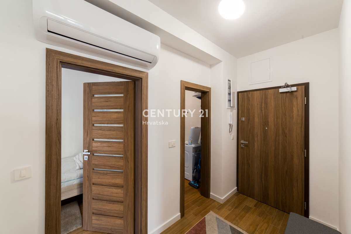 MANDRE, ESCLUSIVA, APPARTAMENTO DI 3,5 VANI 80,50 m2, 1° PIANO, 2° FILA DAL MARE, SPLENDIDA VISTA, ARREDATO, SUBITO ABITABILE!