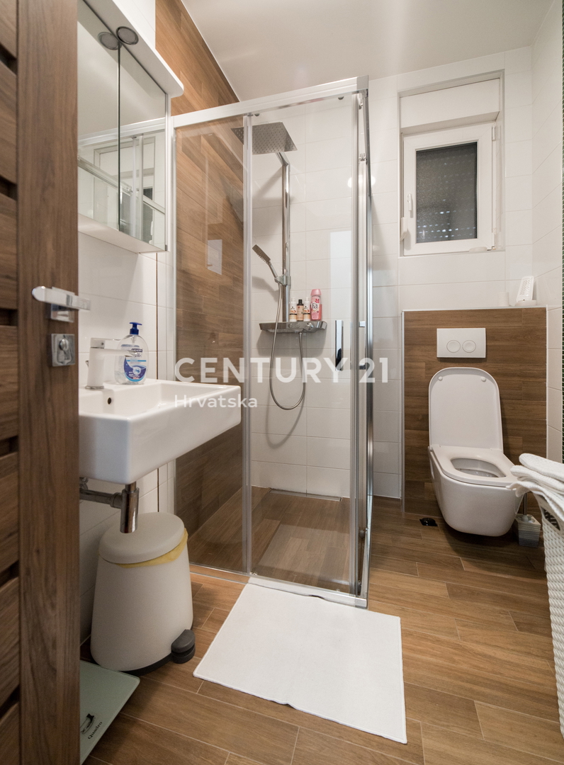 MANDRE, ESCLUSIVA, APPARTAMENTO DI 3,5 VANI 80,50 m2, 1° PIANO, 2° FILA DAL MARE, SPLENDIDA VISTA, ARREDATO, SUBITO ABITABILE!