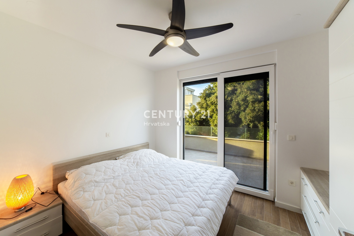 MANDRE, ESCLUSIVA, APPARTAMENTO DI 3,5 VANI 80,50 m2, 1° PIANO, 2° FILA DAL MARE, SPLENDIDA VISTA, ARREDATO, SUBITO ABITABILE!